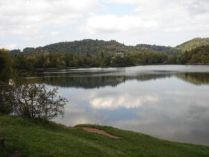 Počúvadlianske jazero, známe aj ako Počúvadlo, je pokojné jazero zasadené do nádherného parku.