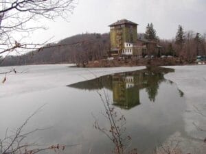 Na brehu Počúvadlianskeho jazera, známeho aj ako Počúvadlo, pokojne stojí dom.
