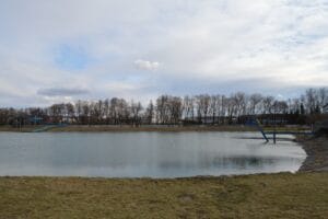 Vodná nádrž (jazero) v parku.