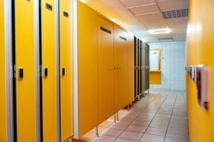 Rad žltých skriniek na WC Letné kúpalisko Žilina.