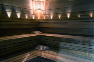 Drevená sauna, na ktorú svieti svetlo, sa nachádza v areáli Relax v Nových Zámkoch.