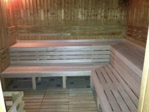 Drevená sauna s drevenými lavicami na Krytá plaváreň Púchov.