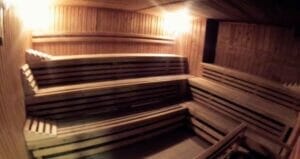 Vnútri sauny s drevenými lavicami sa nachádza v Krytá plaváreň Liptovský Mikuláš.
