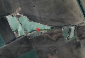 Satelitná snímka farmy Štrkovisko s červeným kruhom uprostred.