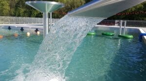 Z bazéna na Letnom kúpalisku Čadca vychádza fontána.