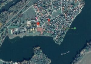 Satelitná snímka jazera s domami v Novom Meste nad Váhom.
