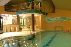 Aquacentrum Nitra: Luxusný krytý bazén v dome, ktorý ponúka jedinečný relax a fantáziu.