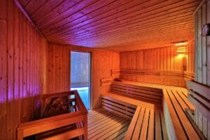 Drevená sauna s lavičkou na Krytej plavárni Bardejov.