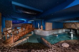 Veľký hotel Aqua Paradise v Permone Podbanské ponúka luxusné ubytovanie v izbe s bazénom aj mostom.