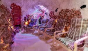 Izba so stoličkami a krbom v jaskyni na Krytá plaváreň Bardejov.