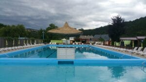 Letné kúpalisko Medzev ponúka bazén s ležadlami a slnečníkmi.