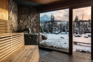 Sauna v hoteli Aqua Paradise Grand s výhľadom na zasnežené hory.