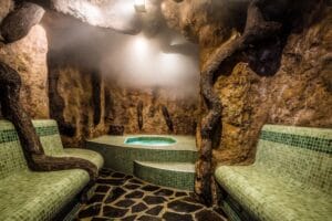 Parný kúpeľ v jaskyni so zelenými lavičkami sa nachádza v hoteli Aqua Paradise Grand.