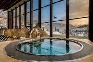 Veľký krytý bazén s výhľadom na hory v hoteli Aqua Paradise Grand.