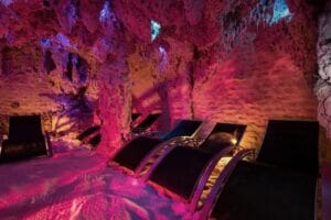 Dve ležadlá v jaskyni osvetlenej ružovými svetlami v Aqua Paradise.