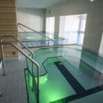 Krytá plaváreň v Hoteli Toliar ponúka bazén s pohodlnými schodmi pre ľahký prístup.