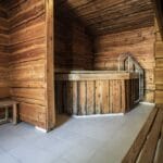 Hotelová sauna na Štrbskom plese s drevenými stenami a lavicami.