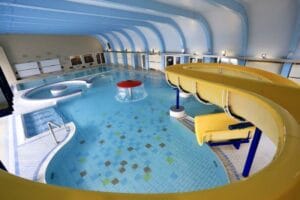 Hotel Sorea Titris ponúka krytý bazén so šmýkačkou, ideálny pre milovníkov aquaparku, ktorí si chcú oddýchnuť v Tatranskej Lomnici.