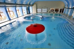 *Veľký krytý bazén* s červenou guľou uprostred.