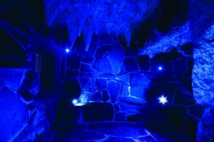 Očarujúca jaskyňa osvetlená upokojujúcimi modrými svetlami Aquaparku Delňa Prešov.
