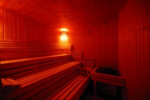 Aquapark Delňa Prešov ponúka osviežujúci zážitok zo saunovania s drevenými lavičkami a upokojujúcou atmosférou červených svetiel.