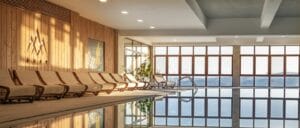 Hotel Bellevue v Hornom Smokovci ponúka bazén s ležadlami a nádherným výhľadom na hory.