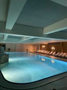 Krytá plaváreň v hoteli Bellevue Horný Smokovec ponúka priestranný krytý bazén vybavený pohodlnými ležadlami.
