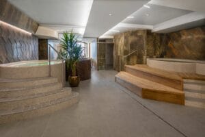 Kúpeľňa s vírivkou v hoteli Krytá plaváreň Bellevue Horný Smokovec s drevenou podlahou.