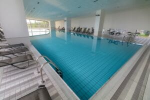 Krytá plaváreň Golem Club Relaxx Bratislava ponúka veľký krytý bazén s ležadlami.