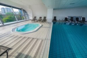 Krytá plaváreň Golem Club v Bratislave ponúka veľký krytý bazén s ležadlami a výhľadom na mesto.