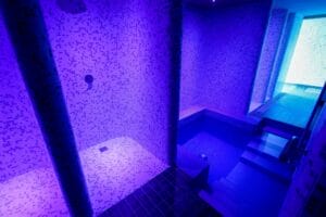 Fialovo osvetlená kúpeľňa v rámci Krytá plaváreň Golem Club Relaxx v Bratislave.
