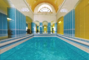 Termálne bazény v kúpeľoch Trenčianske Teplice sú úchvatnou kombináciou modrej a žltej.