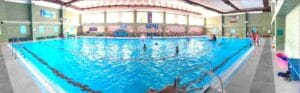 Krytá plaváreň Mirka Nešpora v Prešove je vybavená krytým bazénom, v ktorom si užívajú plávanie.