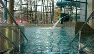 Krytá plaváreň Štiavničky v Banskej Bystrici ponúka krytý bazén s osviežujúcim vodopádom.
