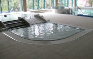 Veľký krytý bazén so šmykľavkou na Krytej plavárni Štiavničky v Banskej Bystrici.