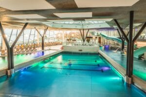 Aquapark Kaluža ponúka krytý bazén so vzrušujúcou šmykľavkou pre maximálnu vodnú zábavu.