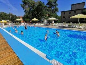 Veľký bazén, v ktorom sa hrajú ľudia na Krytá plaváreň Národné centrum vodného póla Nováky.