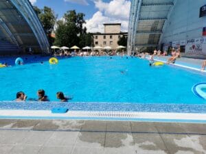 Modré kúpalisko na Krytej plavárni Národné centrum vodného póla Nováky.