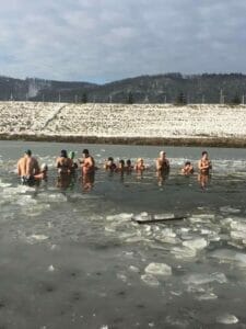 Skupinka kúpajúcich sa v ľadovom jazere Podhradské more pri Považskom Podhradí.